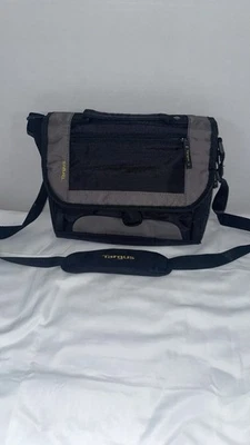 Bolso Mensajero de Hombro Targus Negro con Bolsa Celular y Bolsillos para Tabletas de 11"  Foto 1 de 4