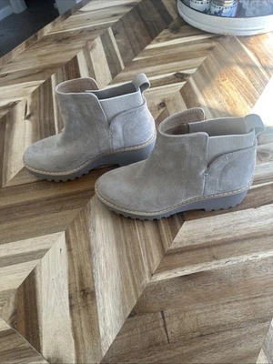 Botín Dolce Vita para mujer talla 7, crema/gris/gamuza sintética Foto 1 de 4