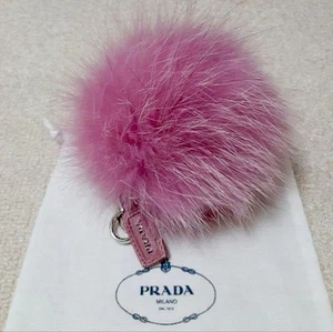 Portachiavi con ciondolo borsa in pelliccia rosa Prada con custodia J4 - Foto 1 di 4
