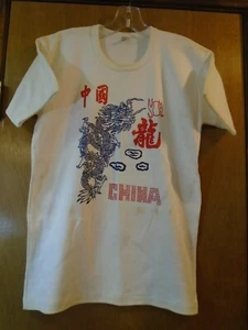 Camiseta blanca con dragón y palabras chinas talla XL - Imagen 1 de 4
