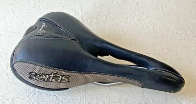 SILLA DE MONTAR SERFAS GEL 280 GRAMOS 260 MM X 140 MM RIELES TITANIO Foto 1 de 4