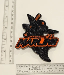 Prendedores Cooperstown Dreams Park, Marlins Marlboro 2023, pin de 4", especial murciélago naranja - Imagen 1 de 3