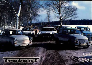 Postkarte Thema Auto Trabi Trabbi DDR-Legende TRABANT 601 in Elend 1990 Postcard - Picture 1 of 2