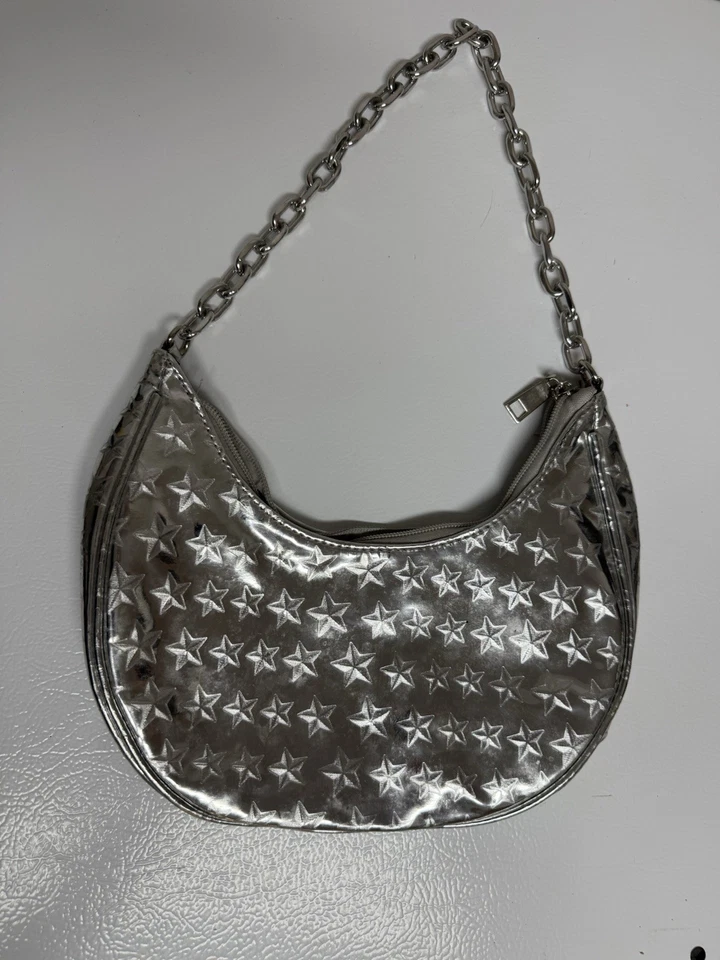 Б/у серебряная полиуретановая сумочка 10x5 с акцентом на цепочку ремень застежка-молния отличное состояние - Изображение 1 из 4