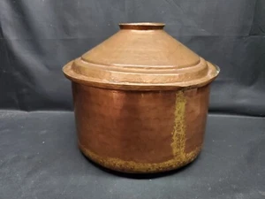 Grande antica casseruola pentola da cucina in rame martellato con coperchio, foderata in latta - Foto 1 di 11