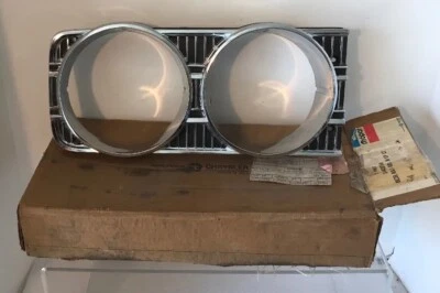 克莱斯勒 Newport 车头灯边框右侧 1971 PN# 3443716 乘客侧 NOS — 第 1/4 张图片