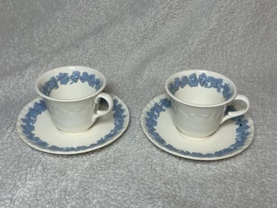 Juego de 2 tazas y platillos Wedgewood en relieve Queensware marfil y azul (sin grietas) Foto 1 de 4