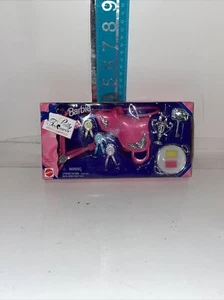 Barbie Pretty Treasures Pferdepflegeset 1996 NRFB rosa Sattel Trophäenbänder - Bild 1 von 13