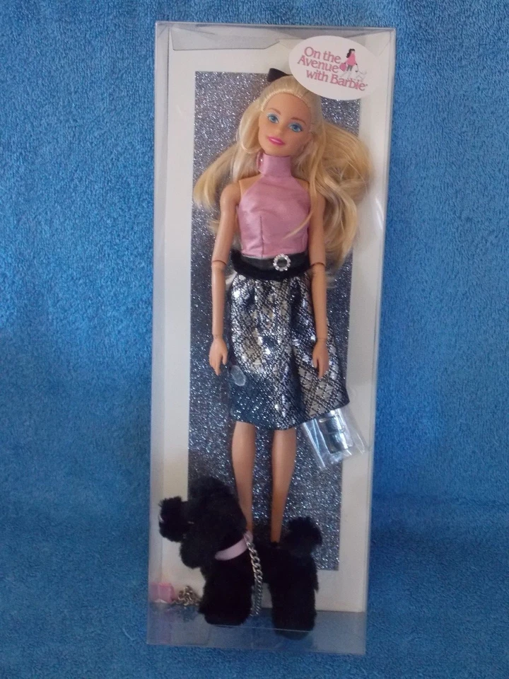 Barbie 2018 Convención Anfitrión Regalo en la Avenida con Muñeca Barbie con Caniche Perro Foto 1 de 3