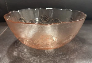 ARCOROC FRANCE PINK DEPRESSION GLASS PINK ROSE 9" SALAD SERVING BOWL - Picture 1 of 4