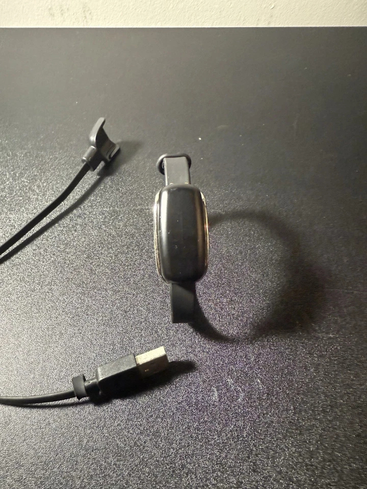 Pulsera táctil Bond Touch recargable de larga distancia plateada/negra Foto 1 de 2