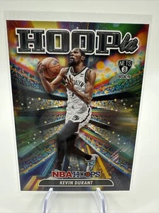 2022-23 NBA Hoops Kevin Durant #7 Hoopla Brooklyn Nets SP - Bild 1 von 2