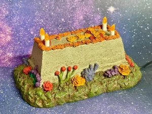 DEPT 56 HALLOWEEN VILLAGE - DAY OF THE HEAD LIT MEMORIAL 6005562 RETIRED WBX - Picture 1 of 5