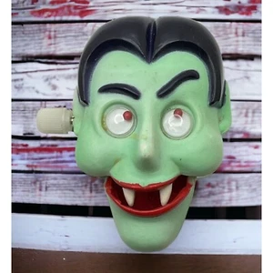Hallmark Wind Up Vampire Pin Vintage Halloween Google Eyes Chatter Teeth Magnet - Imagen 1 de 7