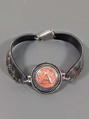 Brazalete de cierre magnético con dije a presión inicial letra A de abulón sintético 7 pulgadas Foto 1 de 4