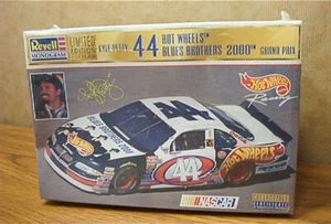 REV/MON Kyle Petty #44 Hot Wheels Blues Brothers 2000 Grand Prix Mdl Kit 85-4136 - Imagen 1 de 3