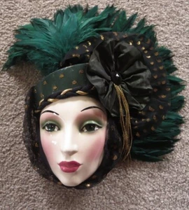 Maschera da parete in ceramica argilla arte con piume e pizzo, favolosa - Foto 1 di 7