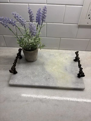 Bandeja de queso de mármol blanco Aboda con asas de ramita Foto 1 de 4