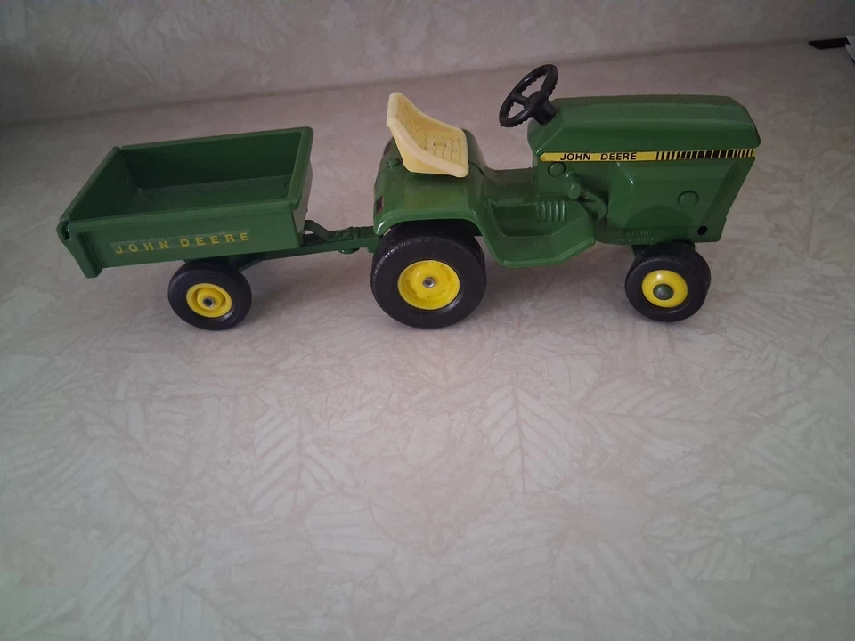ERTL 1/16 SCALE JOHN DEERE LAWN & GARDEN TRACTOR #591 w/DUMP TRAILER - Image 1 of 4