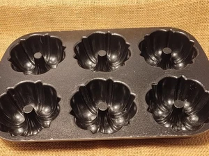 Nordic Ware 6 Mini Bundt Muffin Cake Pan Negro Antiadherente Bandeja para Hornear 14” X 9” - Imagen 1 de 13