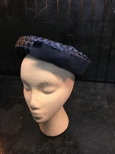 VINTAGE LADIES BLACK BLACK BLACK  PILL HAT WITH A BOW 7in Size - Picture 1 of 6
