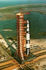 NASA Vista Aérea Apolo Saturno V Vehículo Lanzamiento Complejo 39A Cromo Postal UNP - Imagen 1 de 2