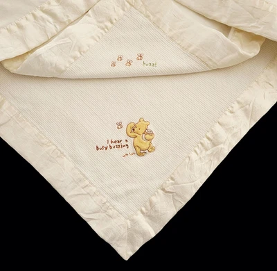 Cobertor de bebê vintage clássico pooh Winnie the Pooh abelhas acabamento acetinado bordado - Imagem 1 de 4