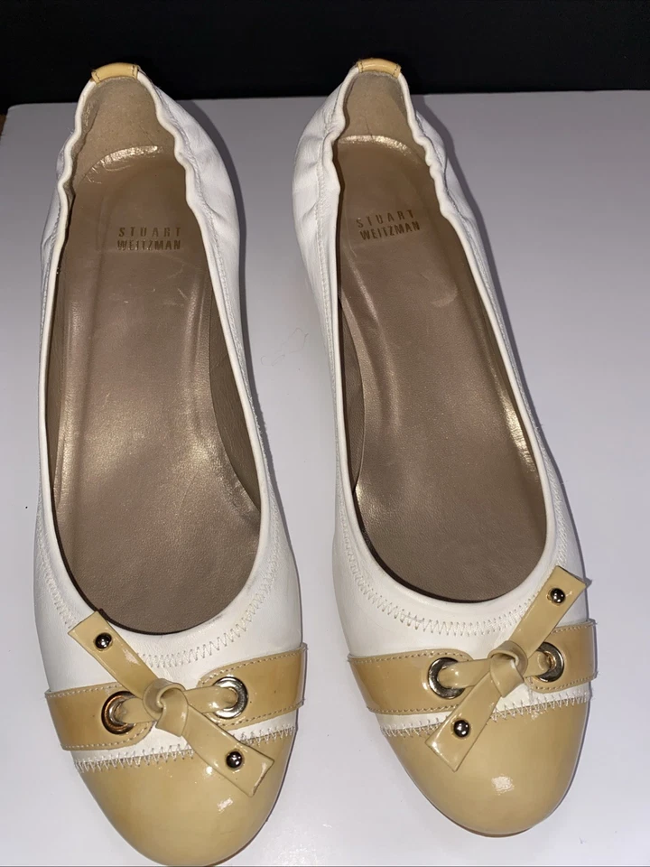 Stuart Weitzman Zapatos de salón planos de tacón bajo de cuero blanco y beige talla 10 Preppy Foto 1 de 4
