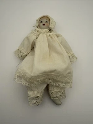 Bebé con vestido de bautizo porcelana cara manos pies Foto 1 de 4