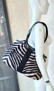 BOLSO DE HOMBRO COACH SIGNATURE A RAYAS Negro ESTAMPADO CEBRA DEVIN F24022 - Imagen 1 de 10