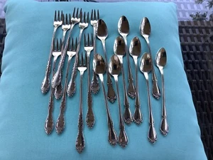ONEIDA ACERO INOXIDABLE 9 HORQUILLAS PEQUEÑAS Y 9 CUCHARAS PEQUEÑAS (18 EN TOTAL) - Imagen 1 de 7