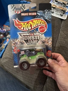 Hot Wheels Monster Jam GRAVE DIGGER 2000 Die-cast 1/64 Scale 28070 (Long Card) - Picture 1 of 1