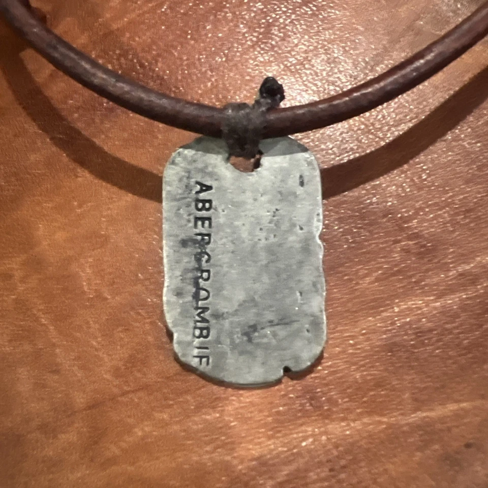 Abercrombie and Fitch A&F 复古仿旧皮革金属吊坠项链 罕见 — 第 1/2 张图片