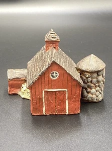 Estatuilla Sarah’s Attic Barn roja granja decoración rústica favoritos de la abuela - Imagen 1 de 7