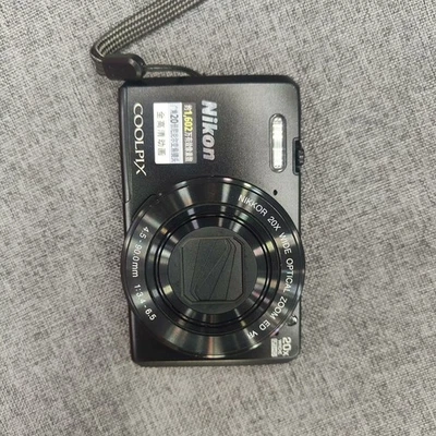 Nikon COOLPIX S7000 Digital Camera 16 MP 20x Optical Zoom English Language Black - Image 1 of 4