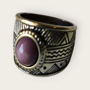 Anillo de latón vintage con cabujón púrpura, intrincados patrones geométricos, talla 9 - Imagen 1 de 17