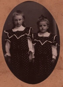 Ritratto fotografico vintage anni 1890 due ragazze bionde vittoriane abiti abbinati - Foto 1 di 2