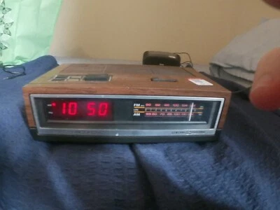 GE alarm clock radio 7-4640A - Image 1 of 4