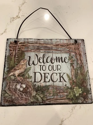 Letrero colgante de pizarra “Bienvenido a nuestra cubierta” 12” x 9,5” nido de pájaro leñoso Foto 1 de 4