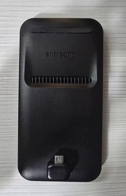 Base de carga SAMSUNG Galaxy DeX Pad EE-M5100 HDMI usada NEGRA Foto 1 de 4