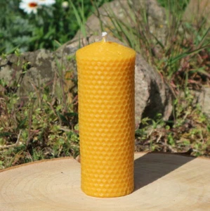 Bienenwachskerze in Wabenoptik - Handarbeit aus der Lichtbringer Manufaktur - Bild 1 von 2