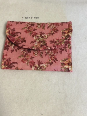 Cartera/Billetera de algodón acolchada triple pliegue hecha a mano con flores de calicó rosa polvorienta Foto 1 de 3