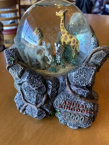 Glaskugel Disney’s Animal Kingdom 2000 EXTREM SELTEN SAMMLERSTÜCK - Bild 1 von 7