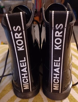 Botas de combate Michael Kors Tavie para mujer 7 glamurosas negras charol con cordones logotipo deletreado Foto 1 de 4