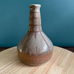 Jarrón vintage de gres asiático artesanal grisáceo blanco marrón geométrico - Imagen 1 de 10