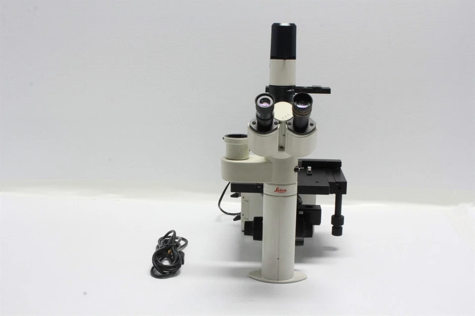 Microscopio trinocular de contraste de fase Leica DMIL con escenario mecánico XY Foto 1 de 1
