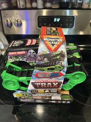 Monster Jam, Official Grave Digger Trax All-Terrain Remote Control Vehicle NEU - Bild 1 von 4