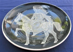 Plato de cerámica de estudio de colección inusual, 1972, posiblemente The Wife of Bath - Imagen 1 de 6