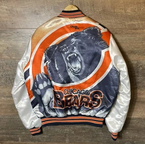 Chicago Bears Vintage Chalk Line Bomber Jacket Satin Varsity Large Print - Large - Bild 1 von 9