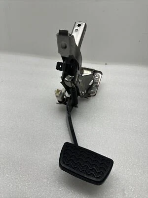 Toyota Tundra 2014-2020 montaje de pedal de parada de freno de estacionamiento OEM Foto 1 de 4